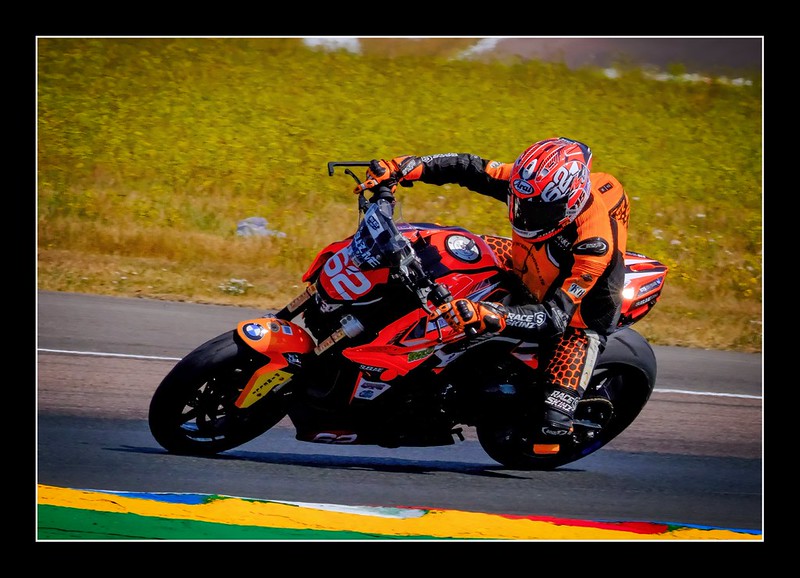 Motor racing photography at Thruxton Circuit